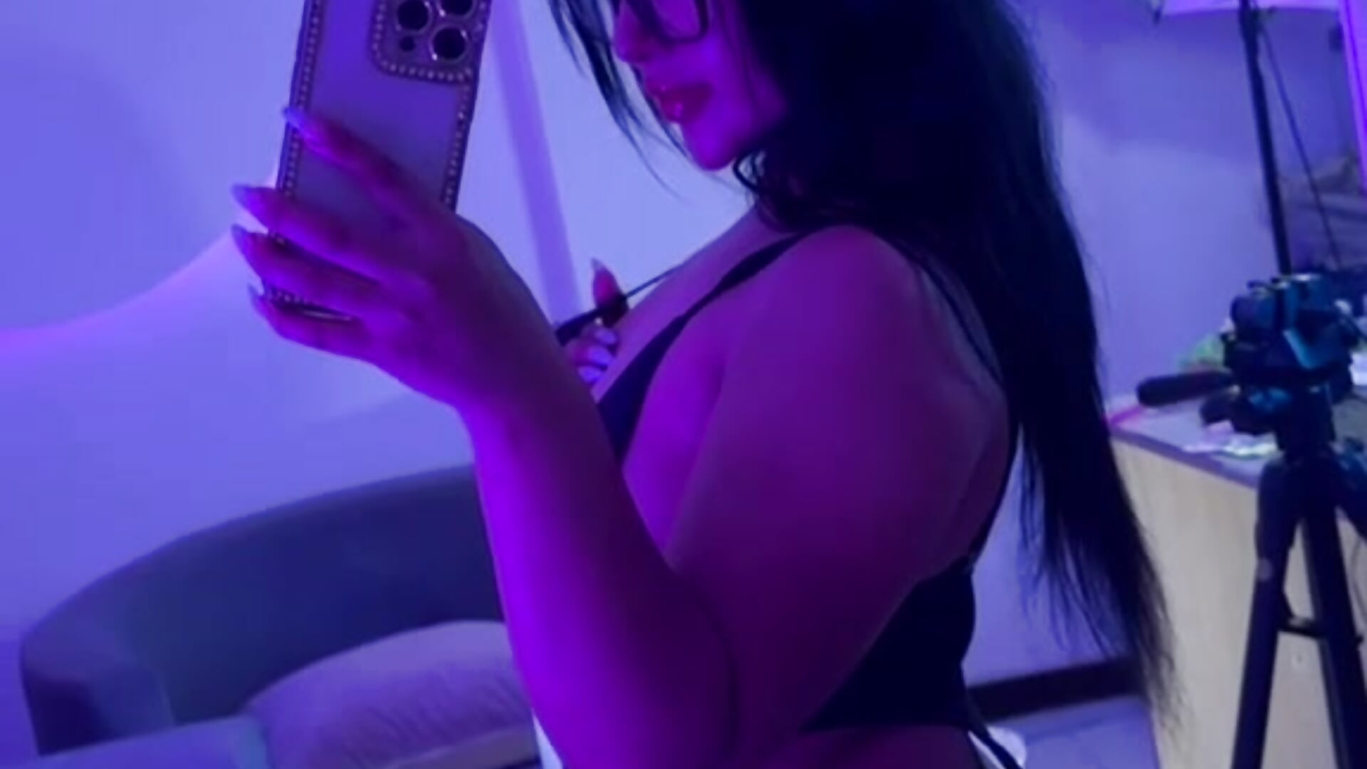 <3