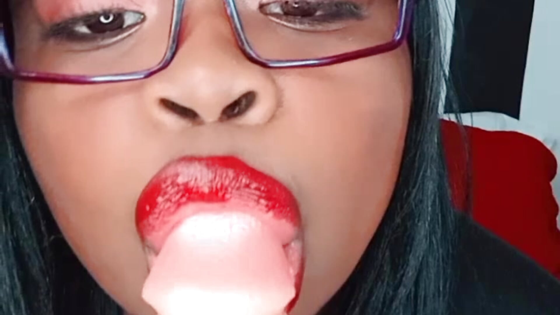 Red lips - video van YeminaLeman cam-model