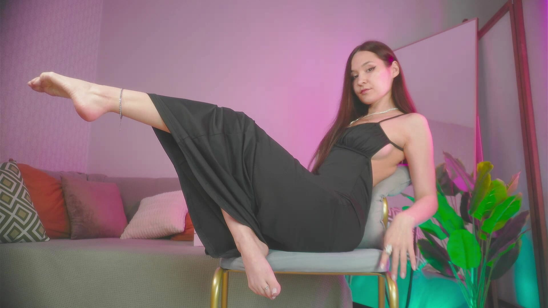 Goddess with beautiful feet - video by iris_vega9 cam model