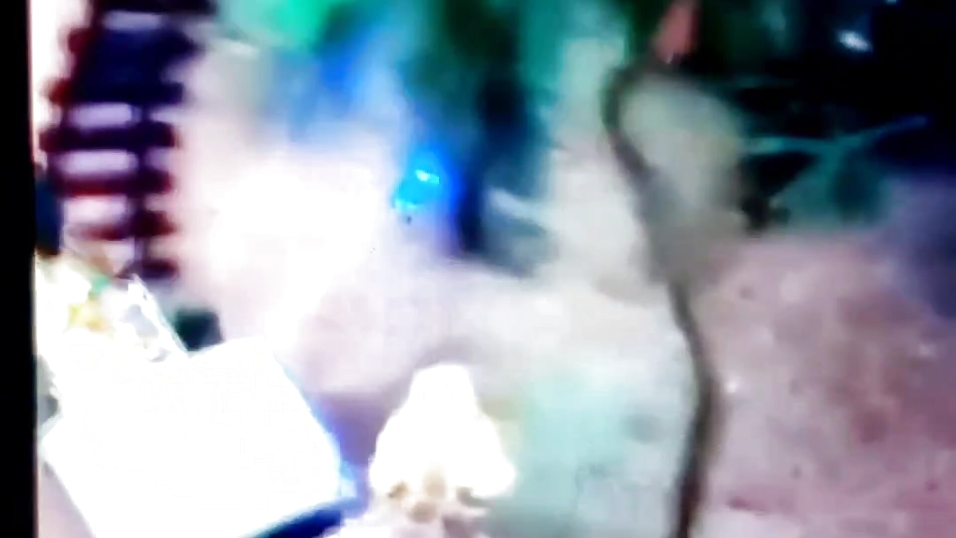 Bowser's riding the choo choo train 'round the Christmas tree!!! Haha! – video af OrangeHello