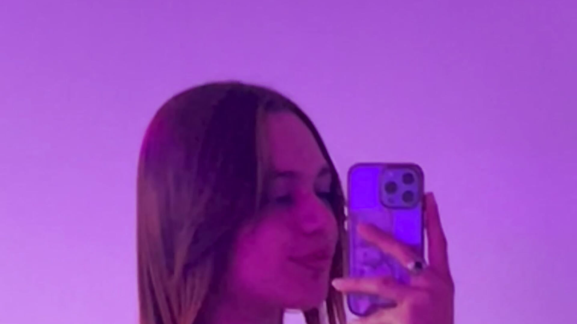 White girl - video by Aron_cruz cam model