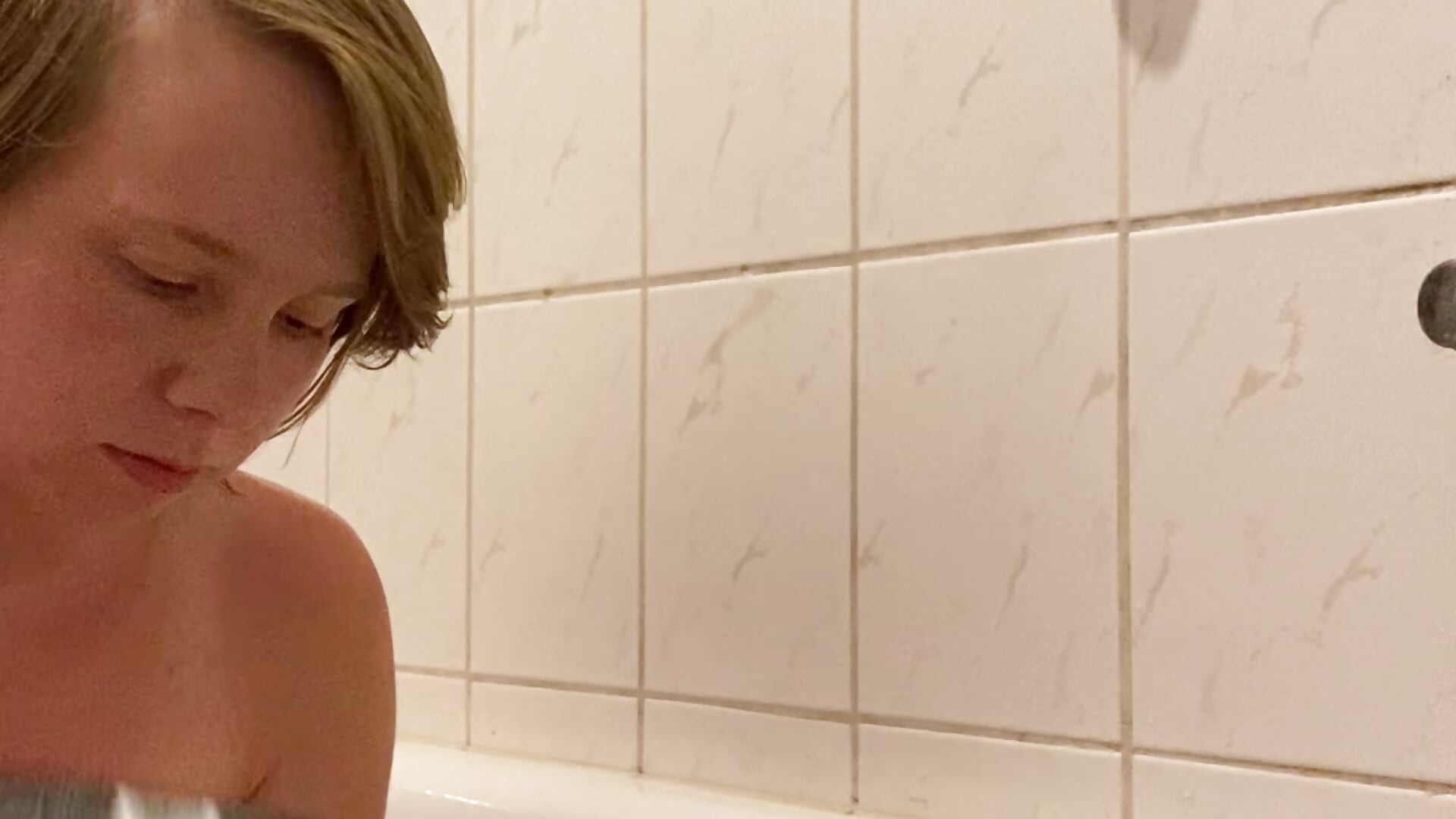 Heimlich in der Badewanne beobachtet - video by SweetLucy96 cam model