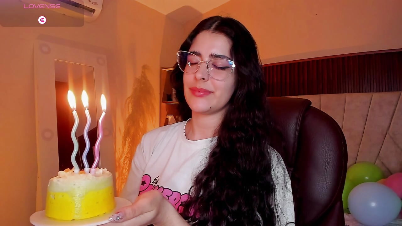 HAPPY BIRTHDAY NI NI👑🎂 - video di _Niah_ modella di cam