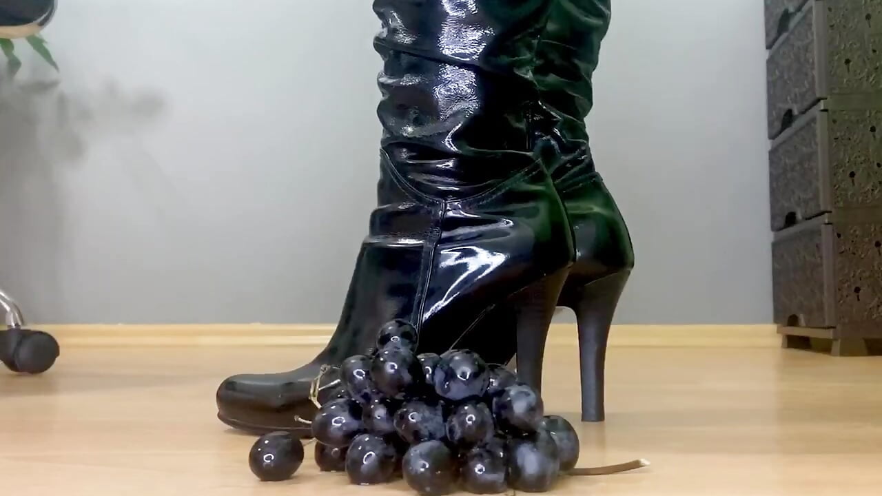 Crush grape with boots – video af MistressMilana cam-model