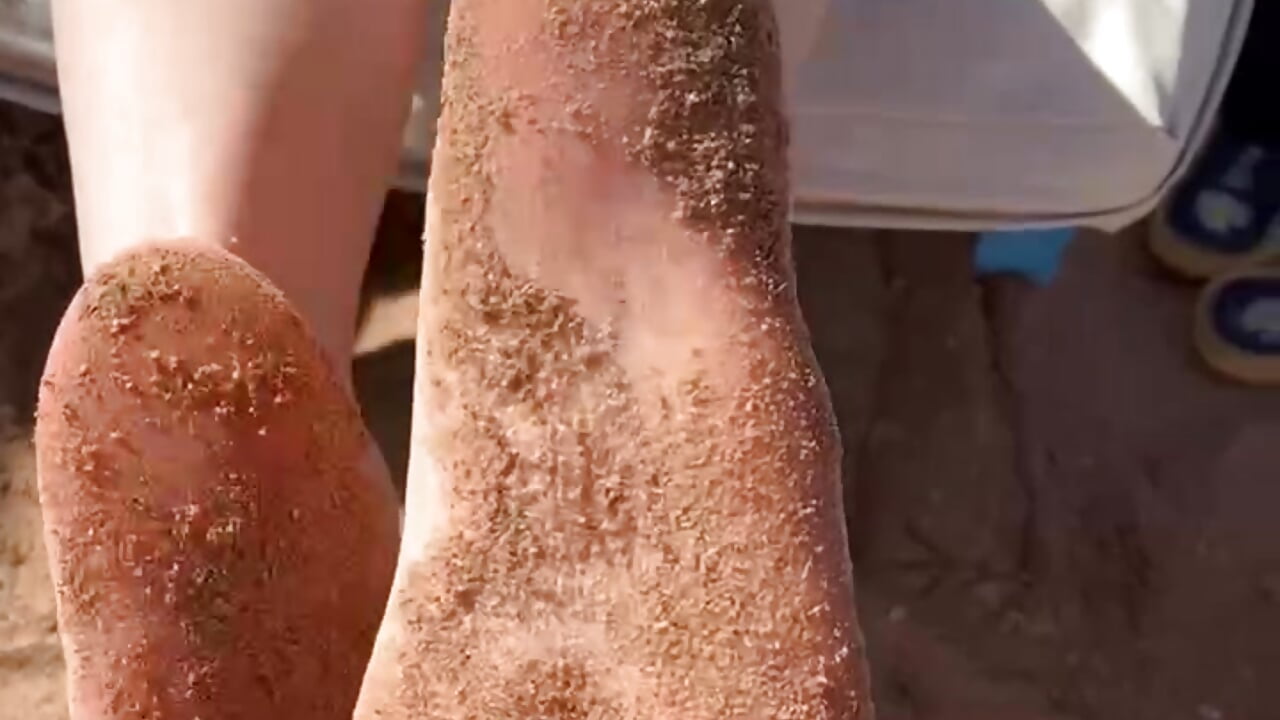 Mistress bare feet in the sand on Beach – video af MistressMilana cam-model