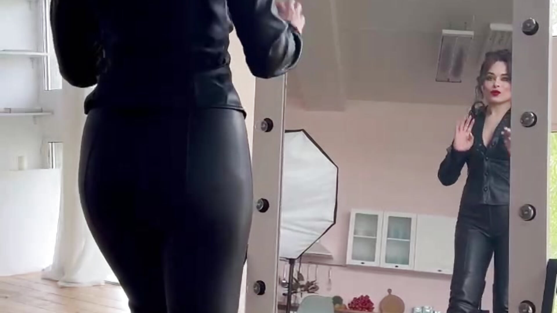 Your queen of the leather – video af MistressMilana cam-model