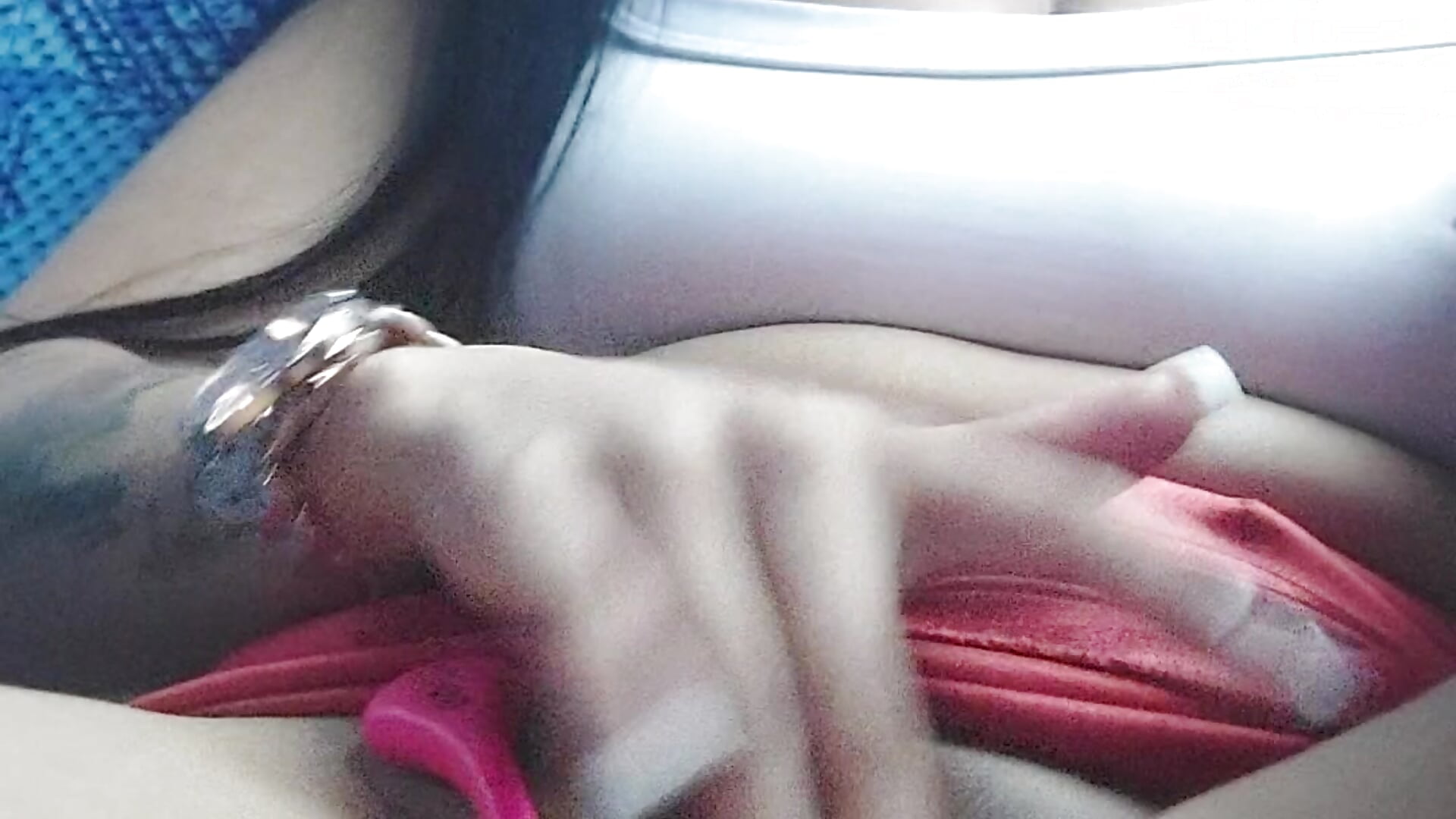 Rub pussy in public bus omg shhh - video của người mẫu cam Kathy2026