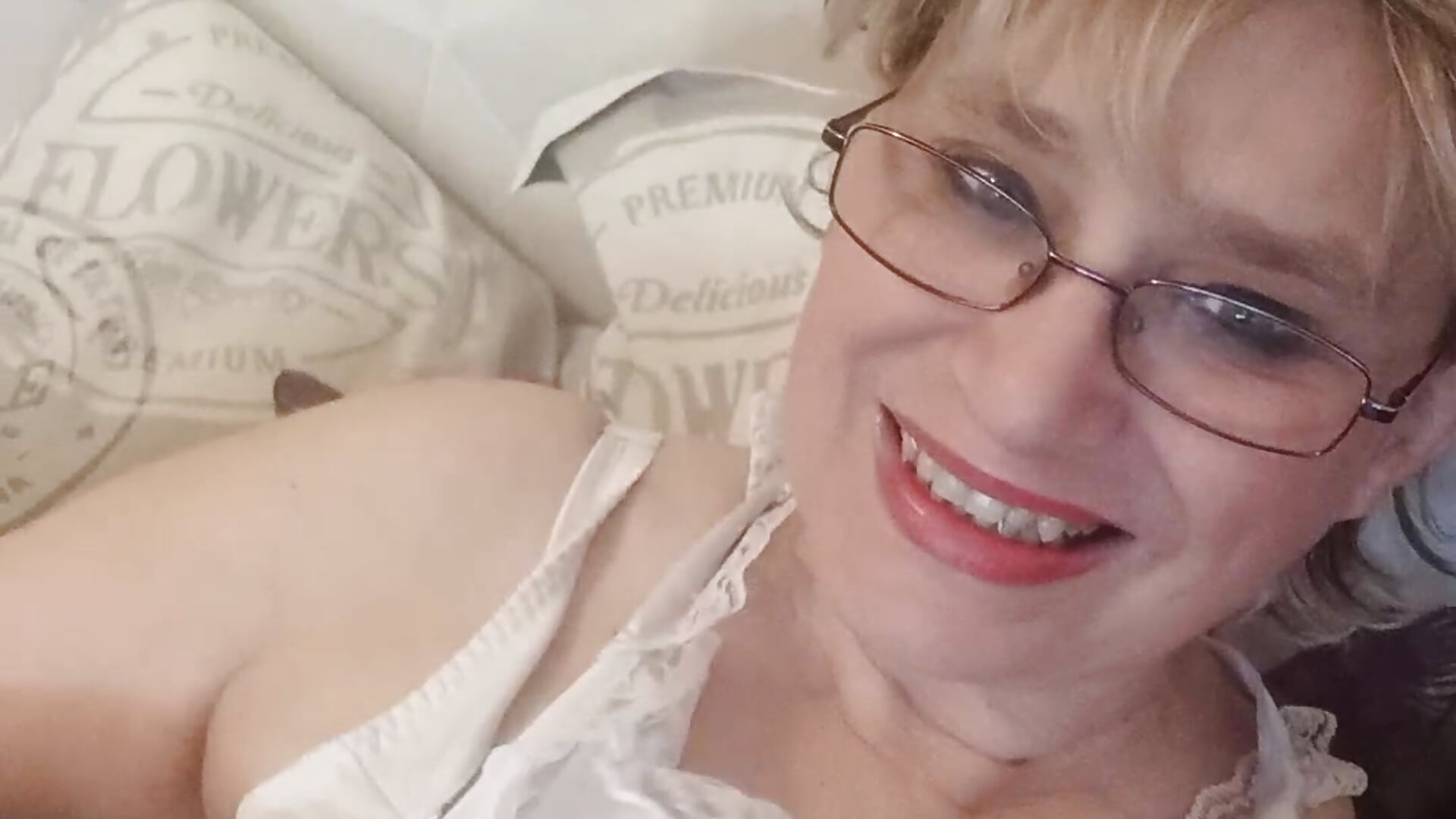 Samantha en tenue d'infirmiere - video by Samantha-sexe cam model