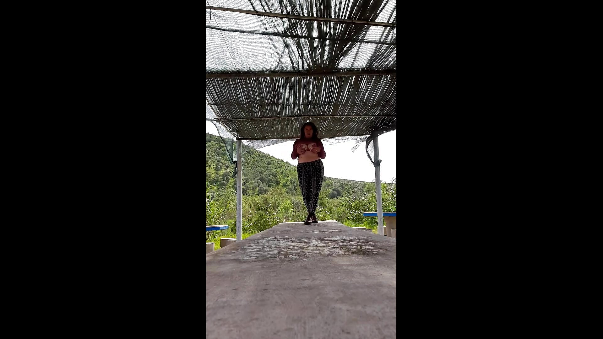 Public Picnic Table Striptease – видео вебкам-модели NikkiHolland