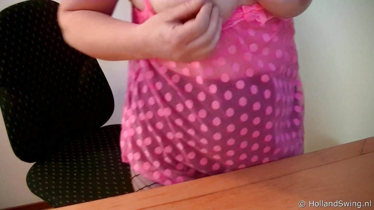 Video call with me – видео вебкам-модели NikkiHolland