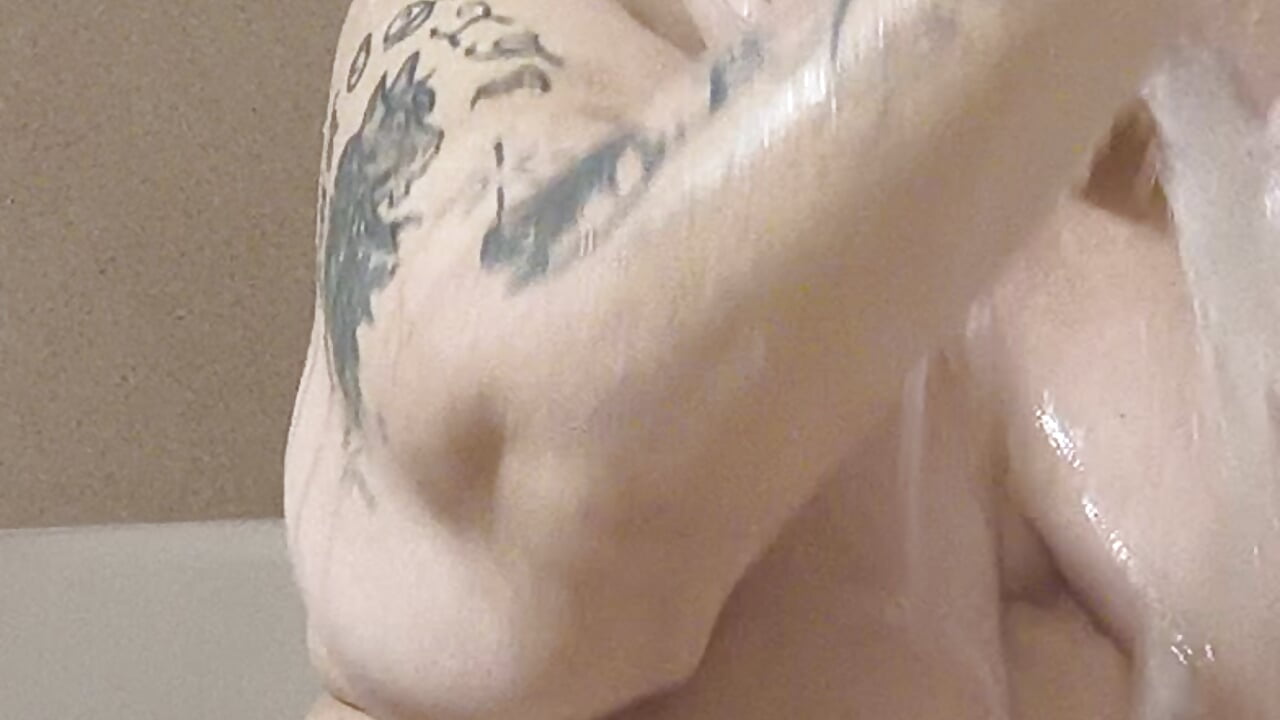 Naughty slut in the tub - فيديو من DavisDesires موديل الكام