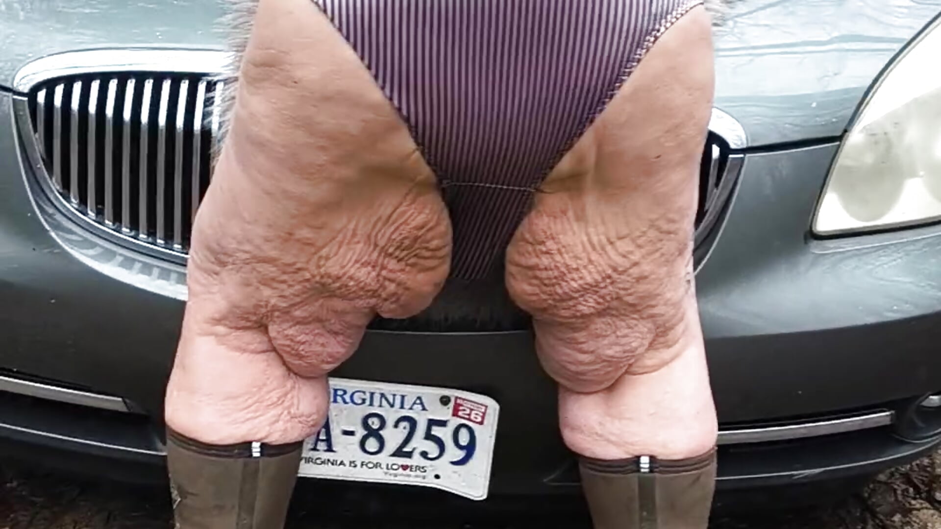 Shaking that ass over the car - video by DavisDesires cam model