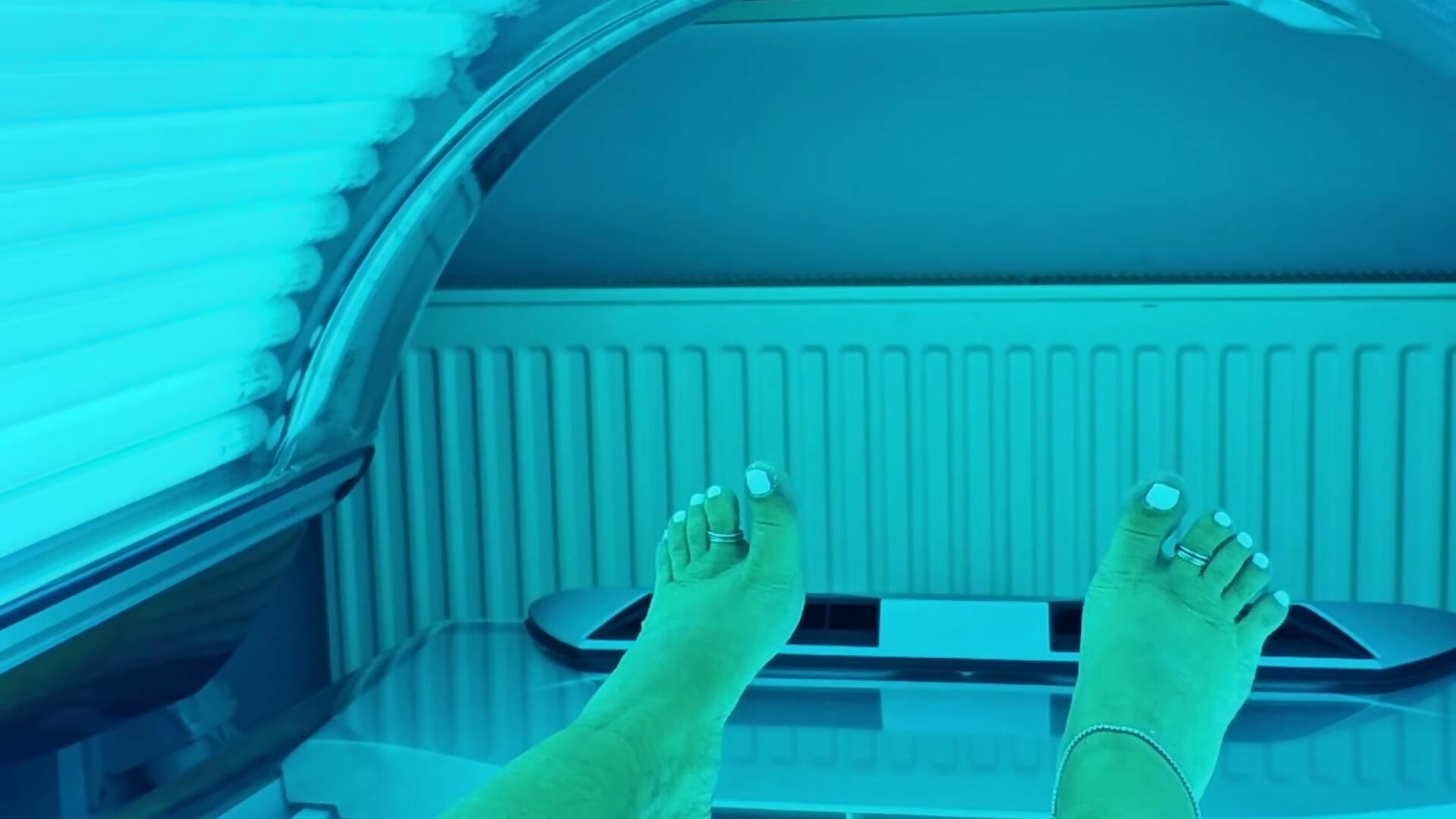 Feet and sun tan bed