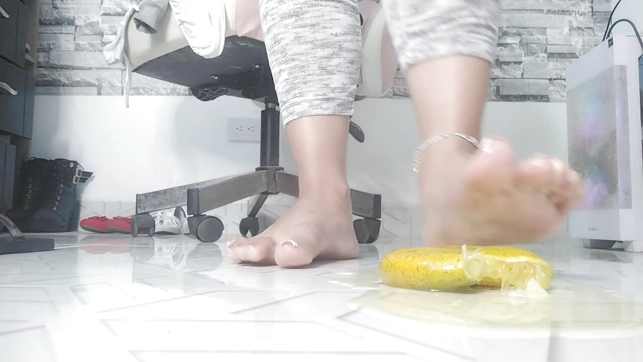 Crushing oranges with my feet - hot-timefun 캠 모델의 동영상