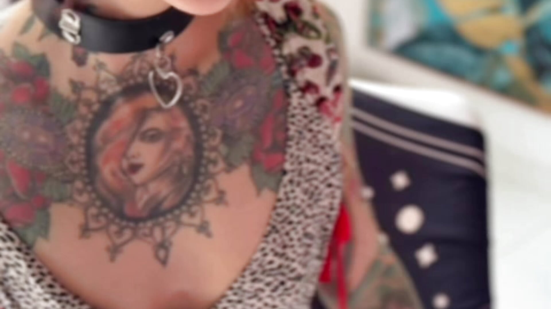 Buen día amigos - video di Evangelyne_1 modella di cam