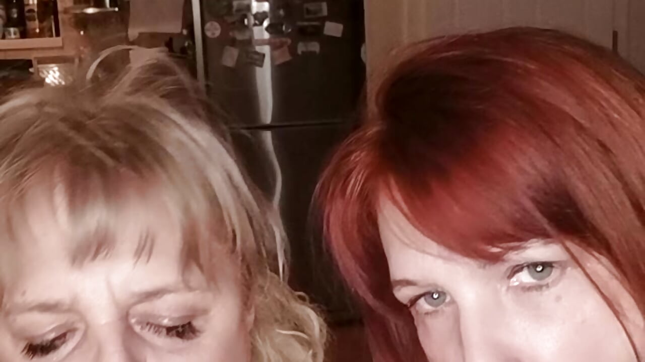 Anna & Dea DILDO BLOW - video di lollipop_cat modella di cam