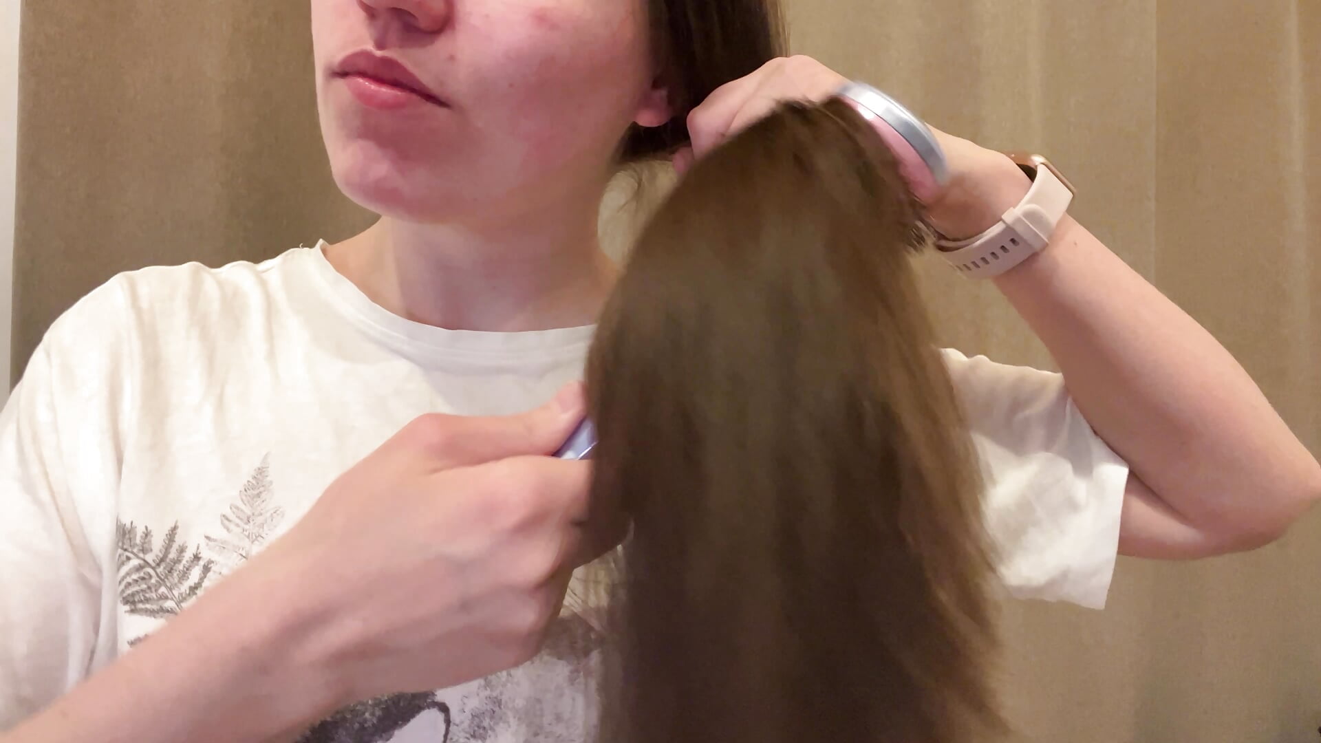 Brushing your hair – video od webkamerové modelky Nicole-Ray