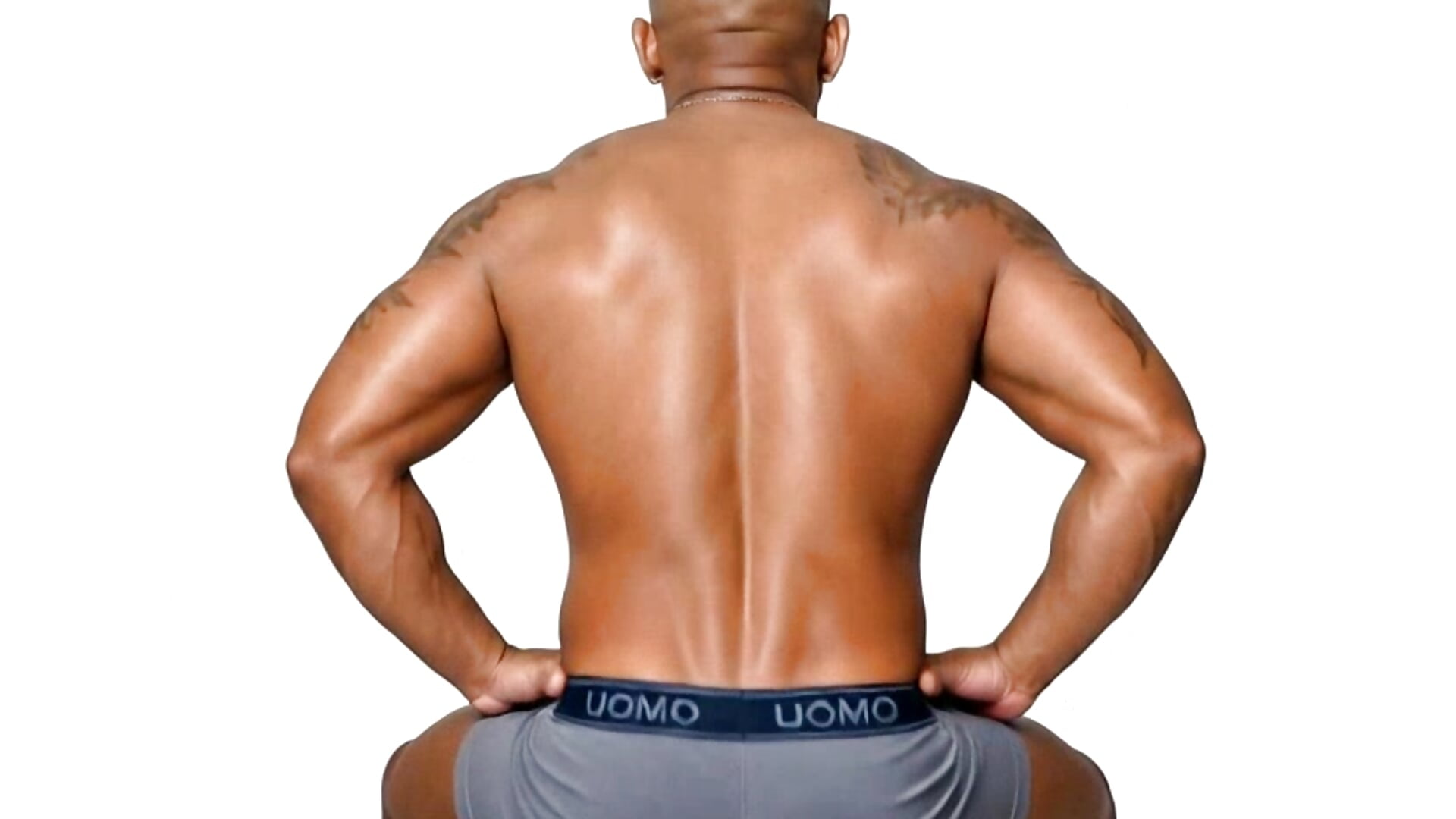 Seated pose with a muscular back - วิดีโอโดย Tom_MillerX โมเดลแคม