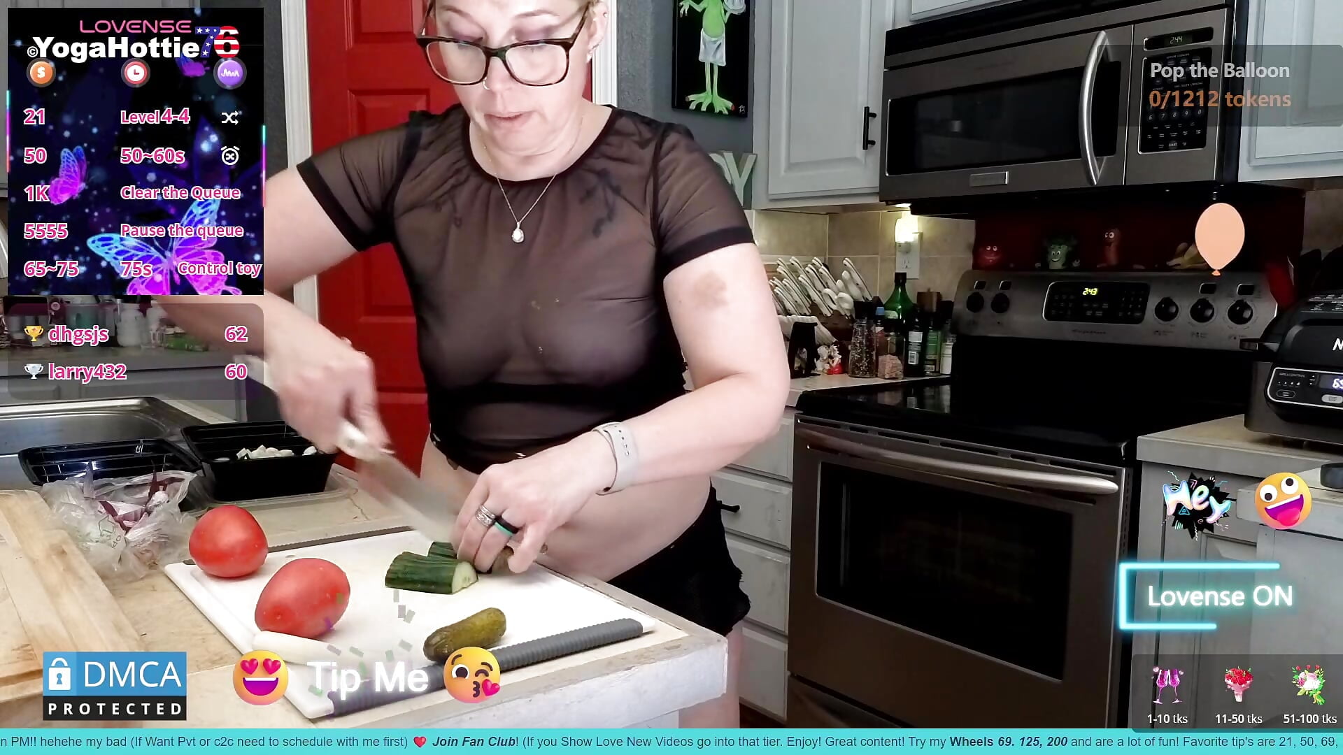 Cooking Chicken salad in Blonde hair – video od webkamerové modelky YogaHottie76
