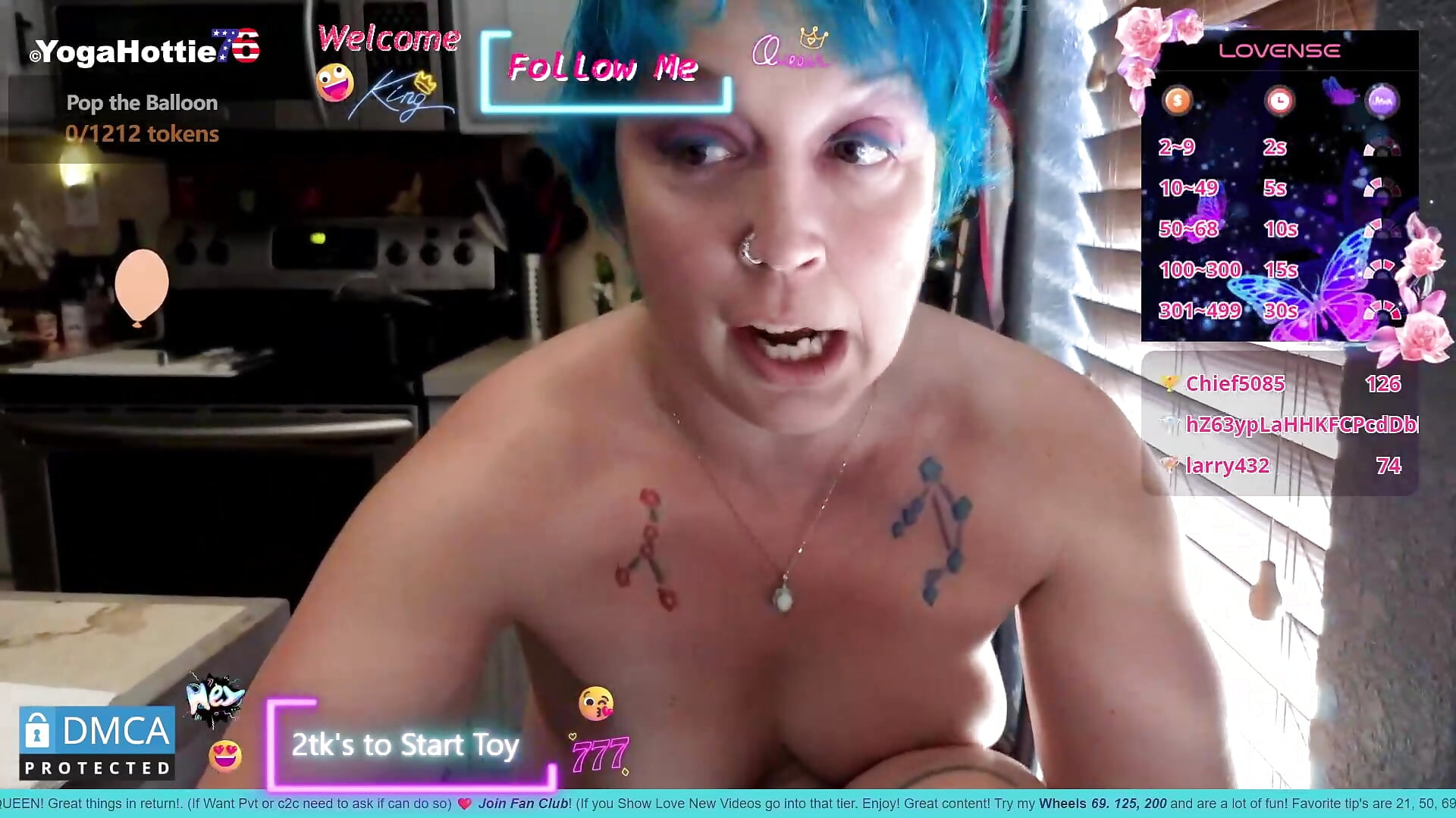 Putting on Makeup and Naked – video od webkamerové modelky YogaHottie76