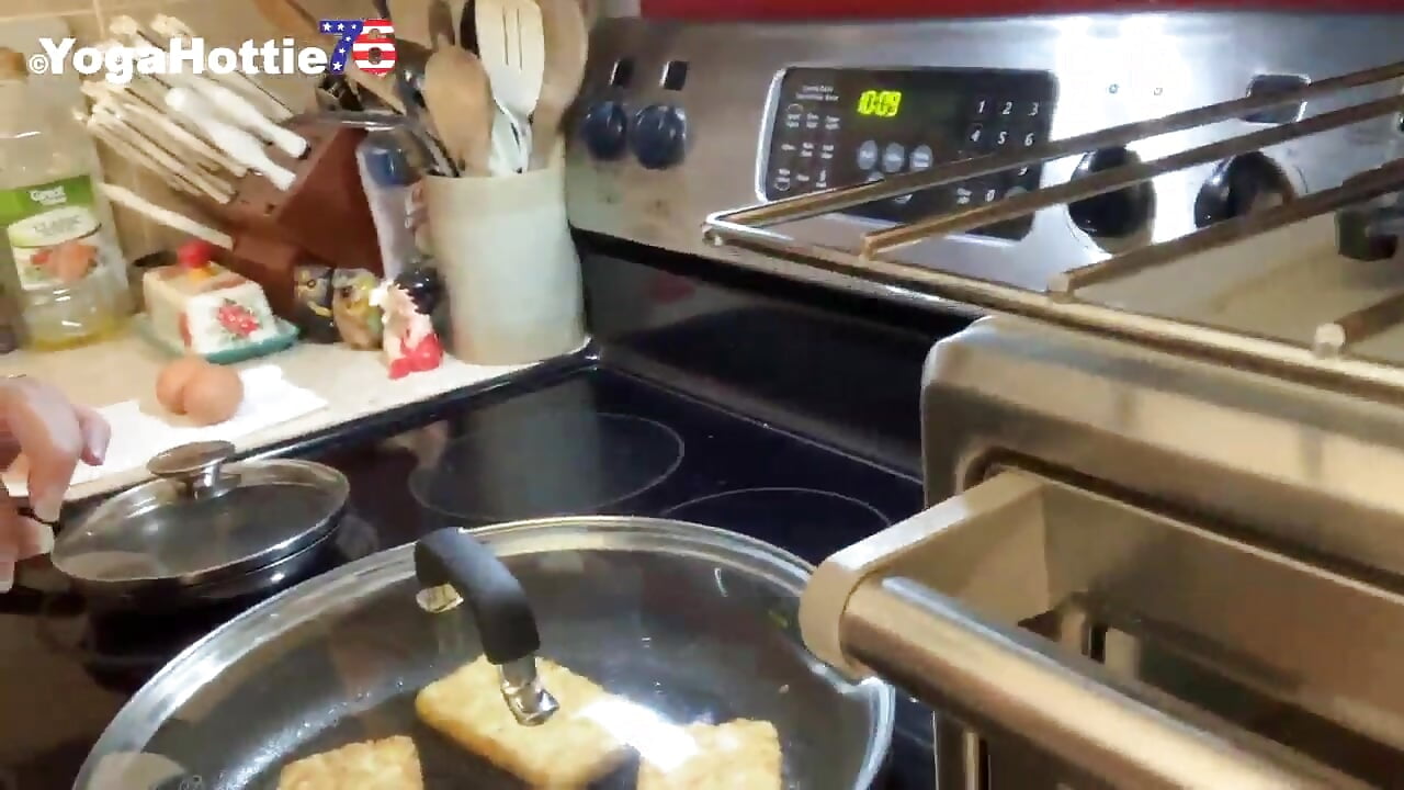 cooking verify - video by YogaHottie76 cam model