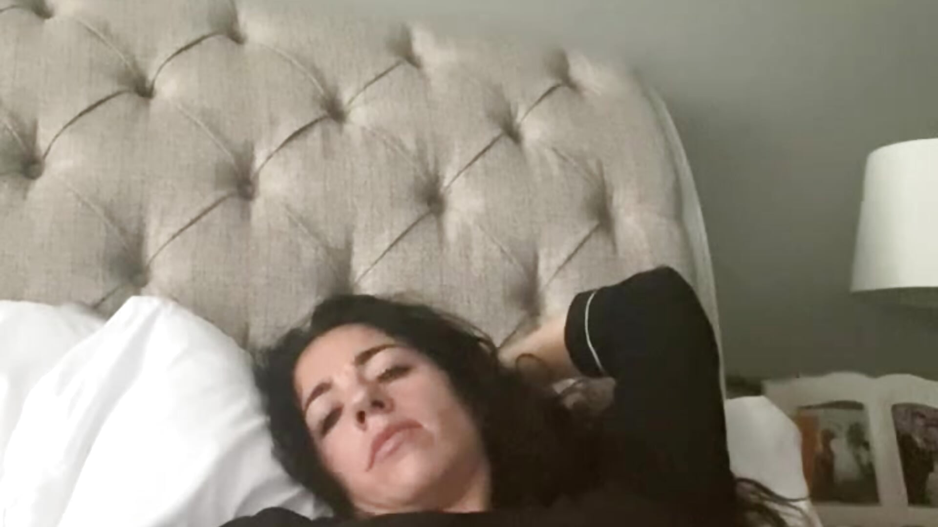 Alone in bed - video by wetchick069 cam model