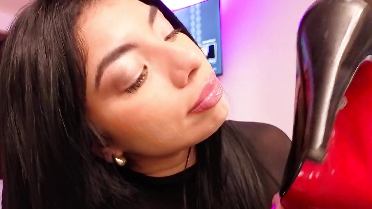 lick heel spit - vídeo de la modelo de cam Miaparkerss_