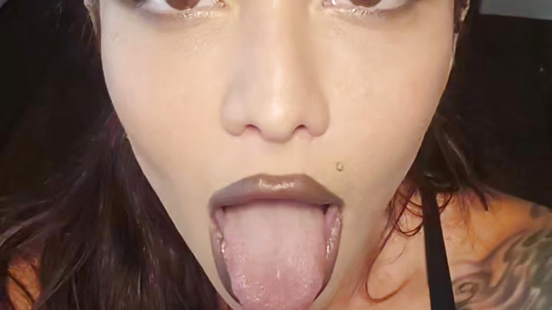 Open wide - video by CharletteWebb cam model
