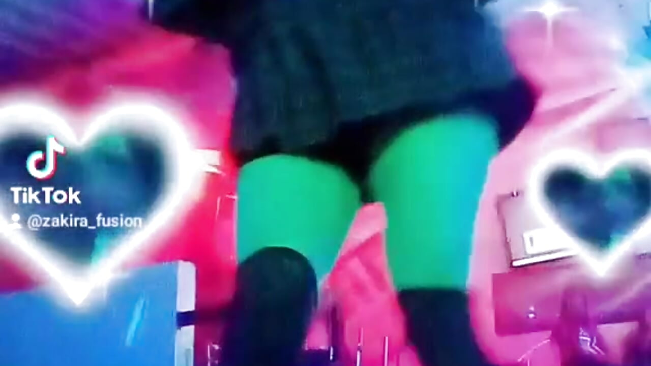 Un sexy movimiento de caderas. - video by zakira_kyun cam model