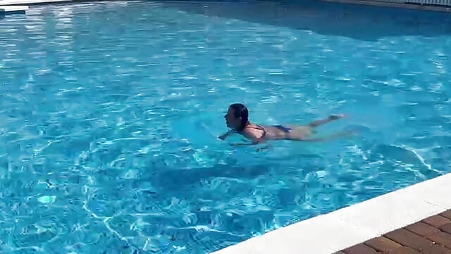 Cool water, hot body... - 視頻由 LauraClarck 主播提供