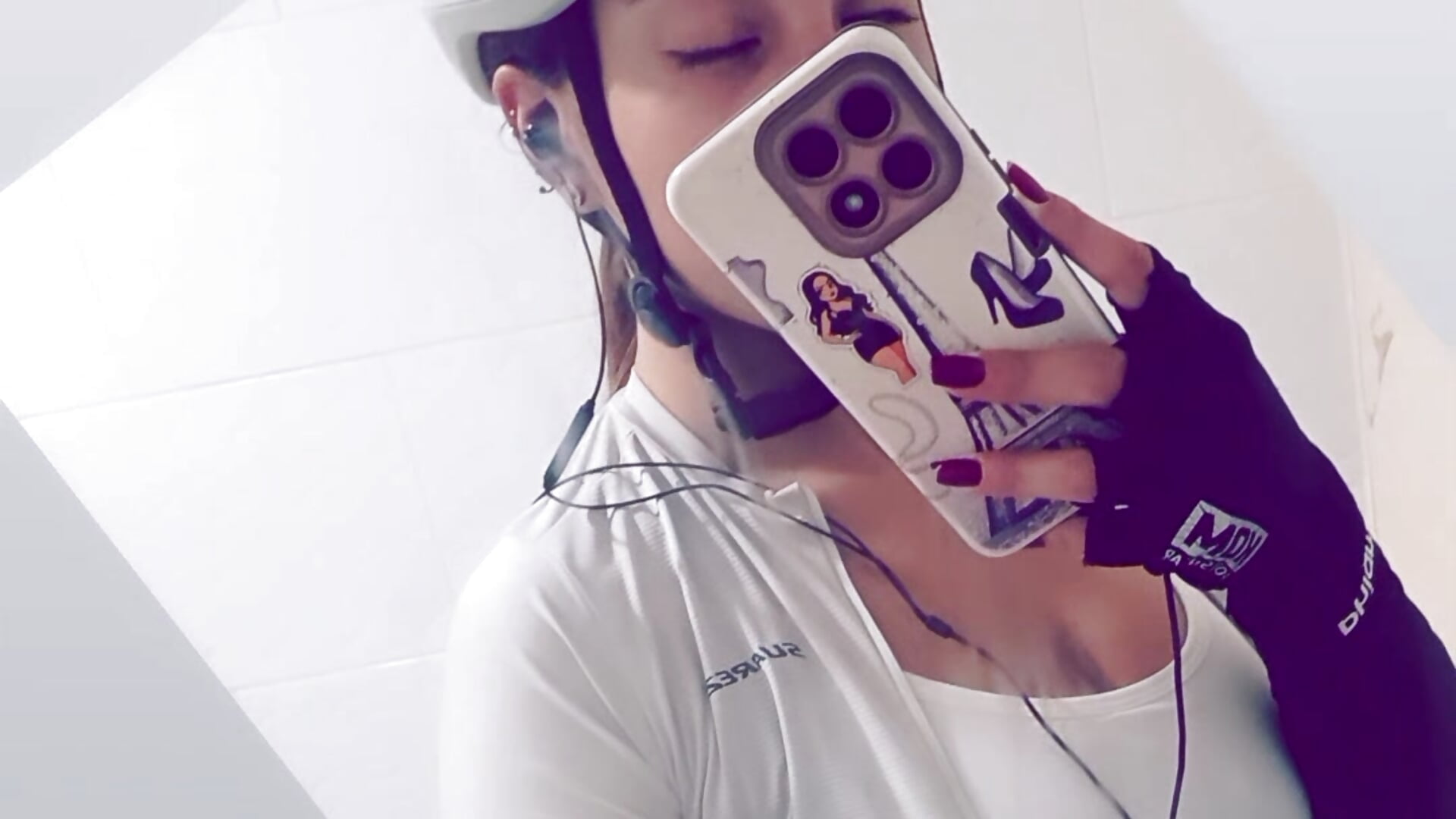 "The road awaits.Are you ready? 🚵🏽‍♀️ - vídeo de la modelo de cam AnisiaFarina