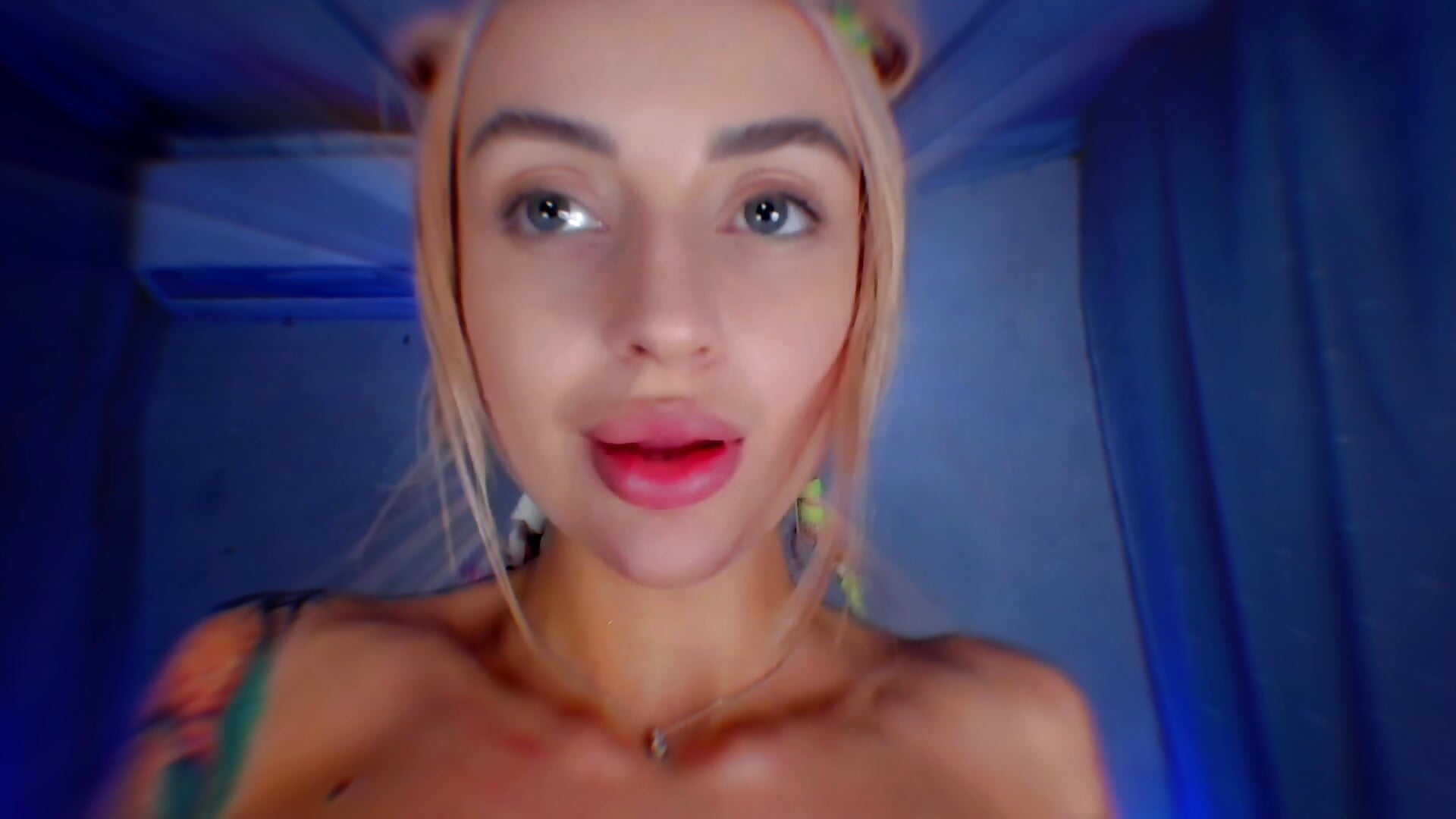 Free video - clip cu LickLizzy