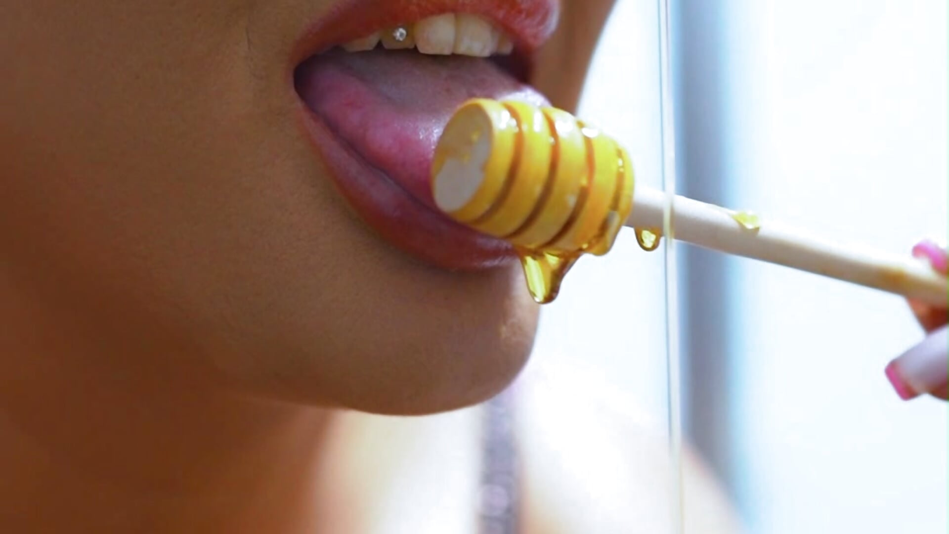 "Golden honey dripping slowly… straight to my lips. Taste the sweetest temptation you’ve ever imagin - VelvetRose9主播的视频