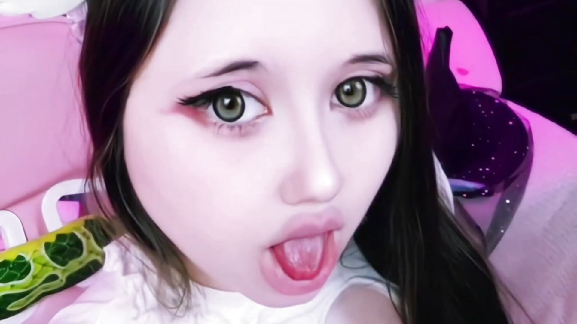 Soft wings, gentle pleasure~ 🕊️🤍 A heavenly #ahegao , just for you. ( 〃▽〃) - video by Lolisuccub cam model