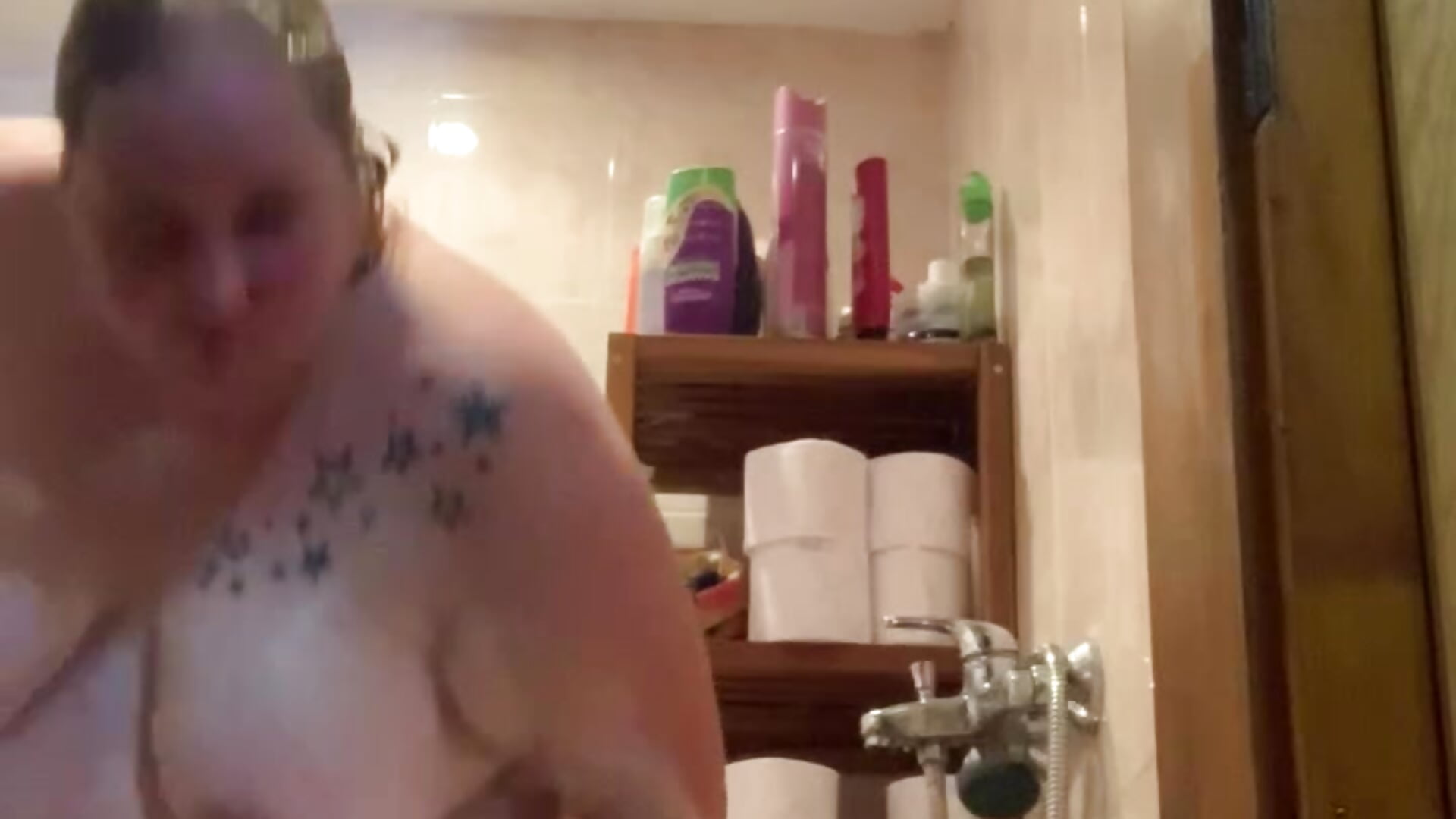 mal wieder beim Duschen gefilmt - video by CurvyKira88 cam model