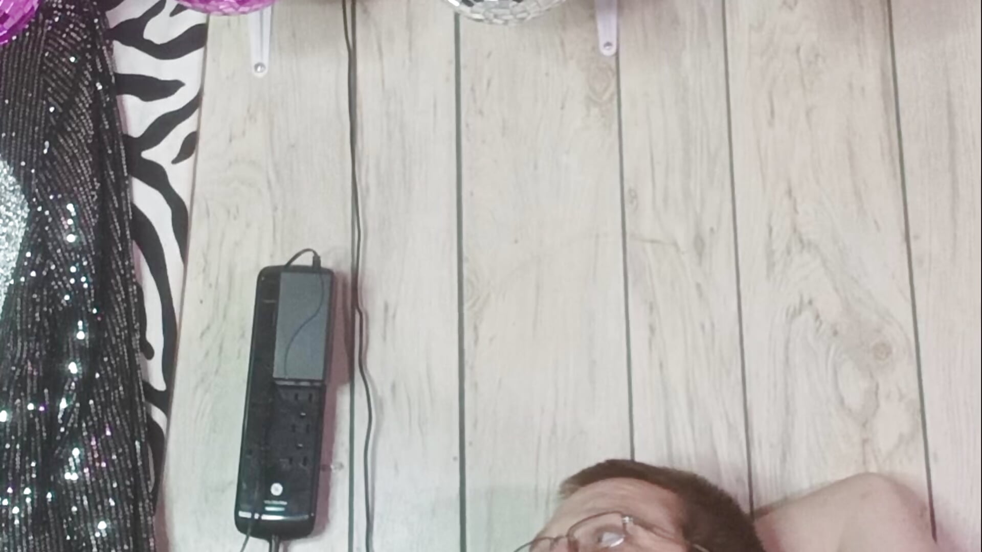 Trashy sluts tasting big cock - vídeo de davisdesires@xh