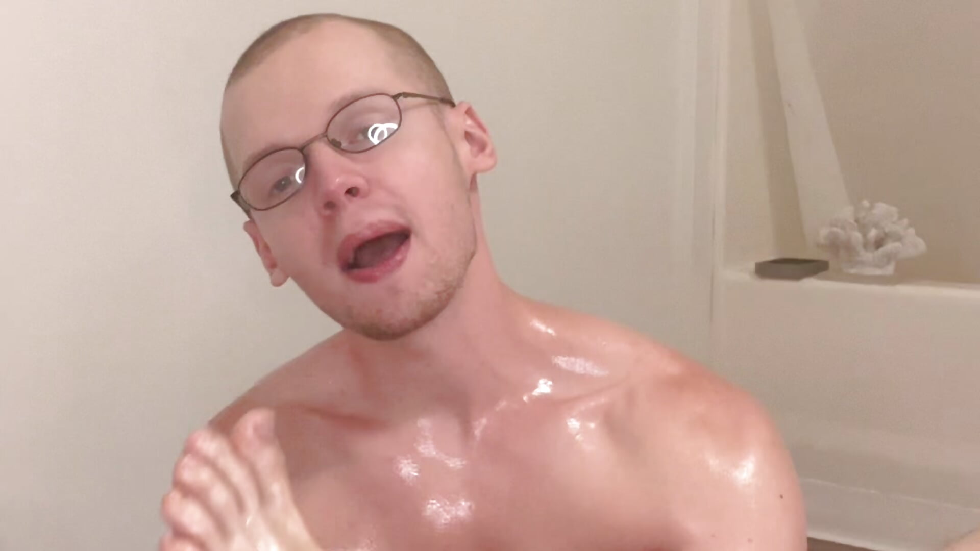 Licking oily toes - video by doloresman cam model