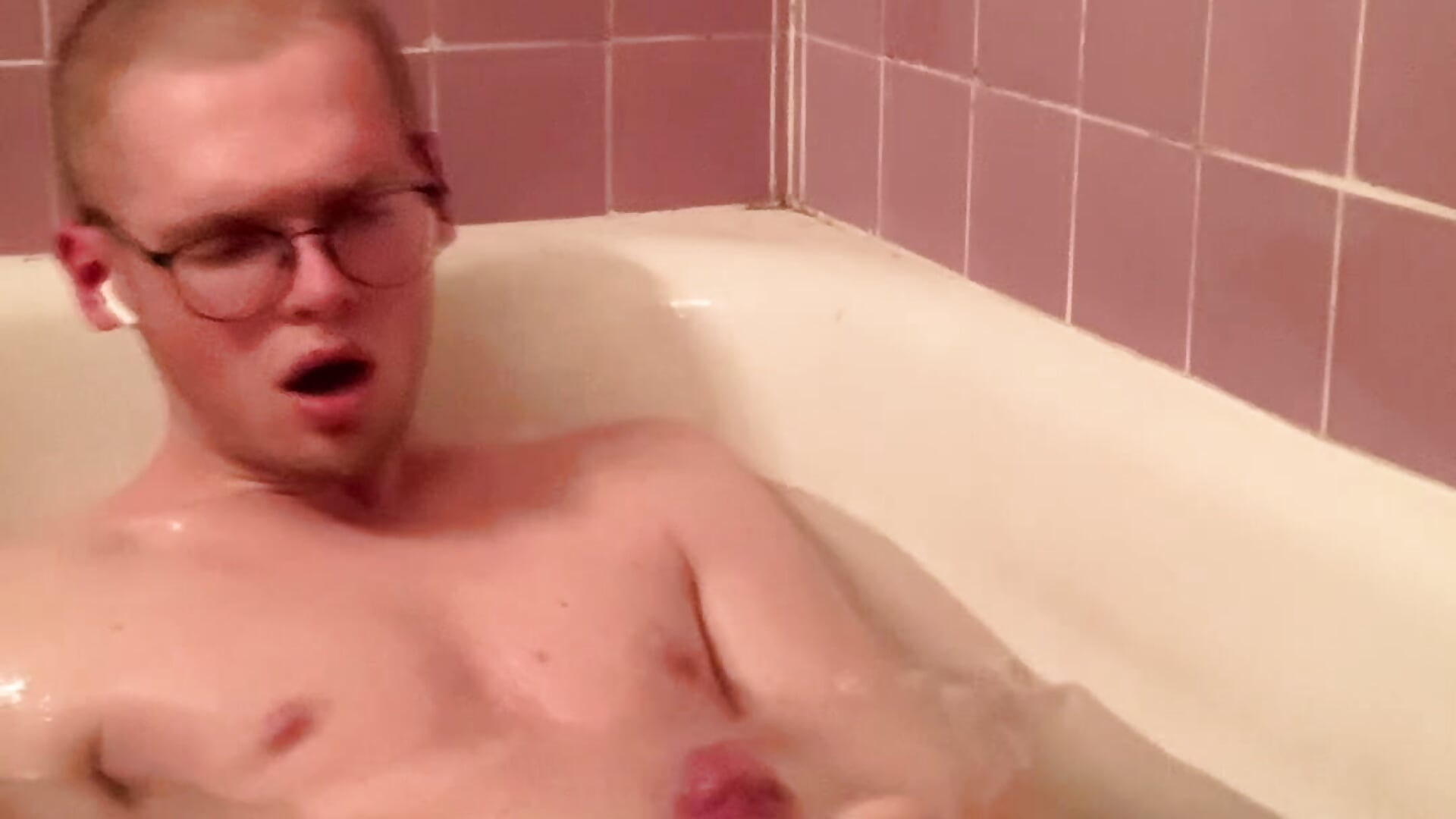 Fun in the hot bath - video by doloresman cam model