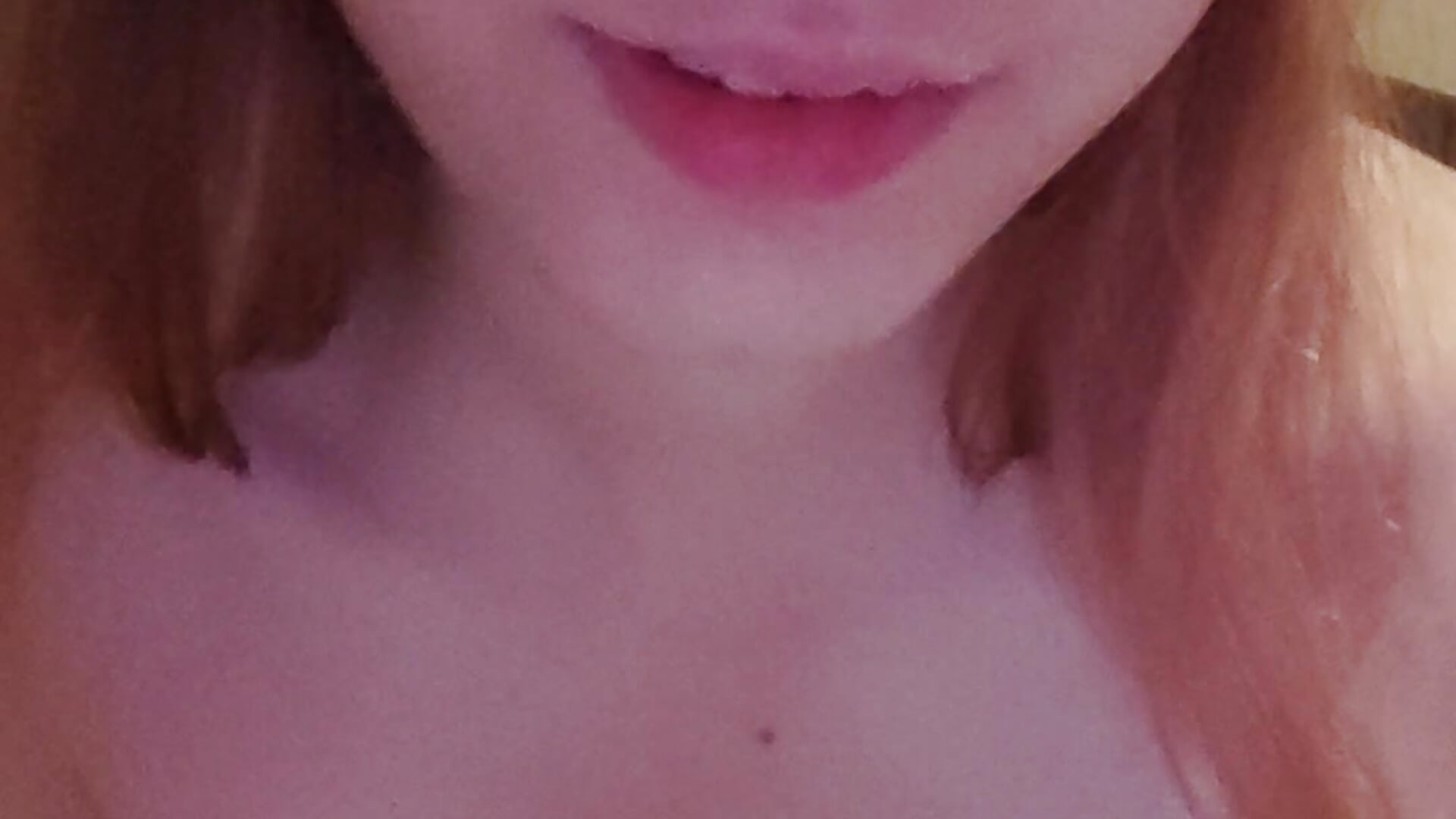 Sucking a bottle while traveling - elikako adlı kamera modelinin videosu