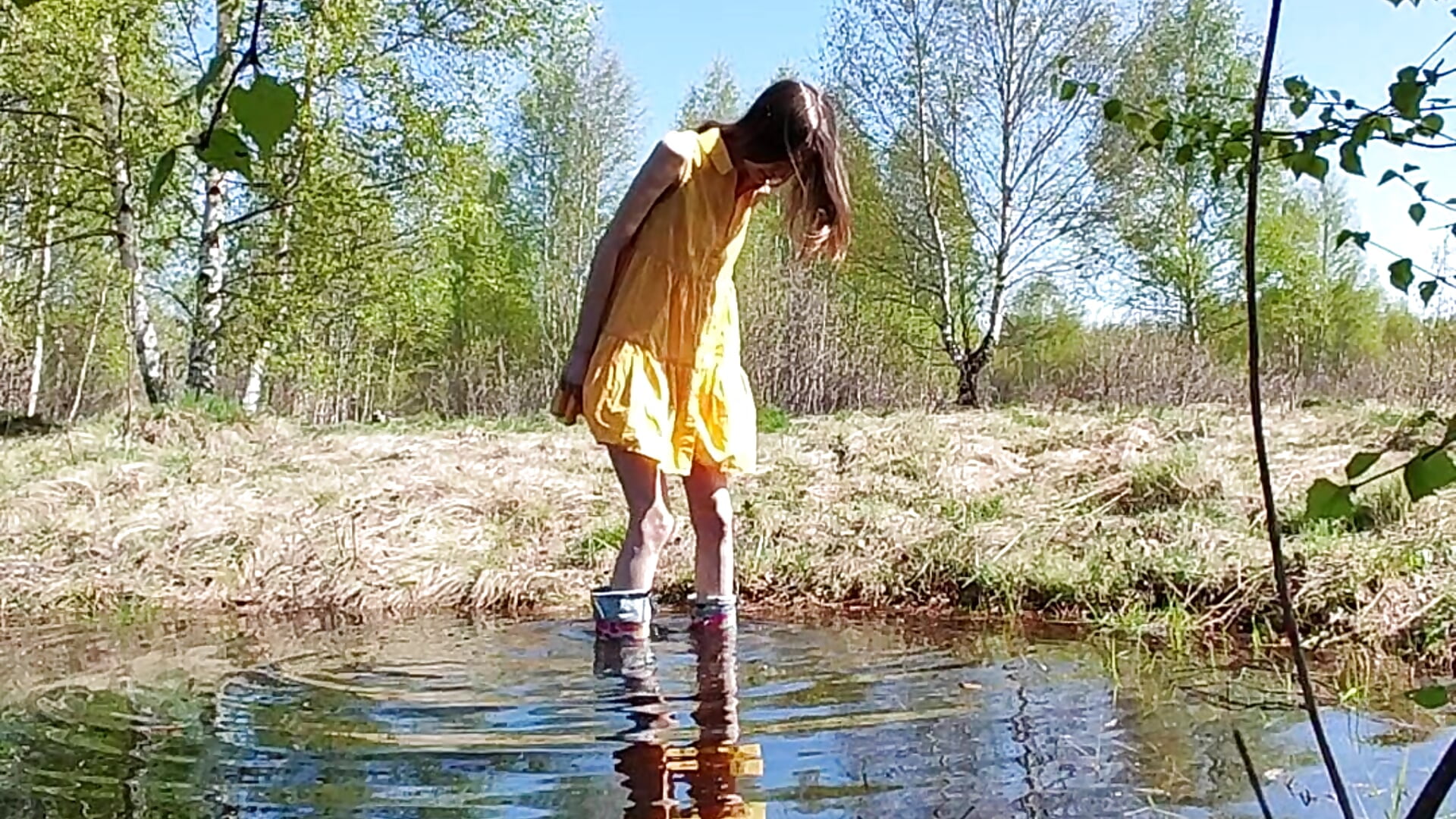 Surveillance of squirting in the swamp forest - elikako adlı kamera modelinin videosu