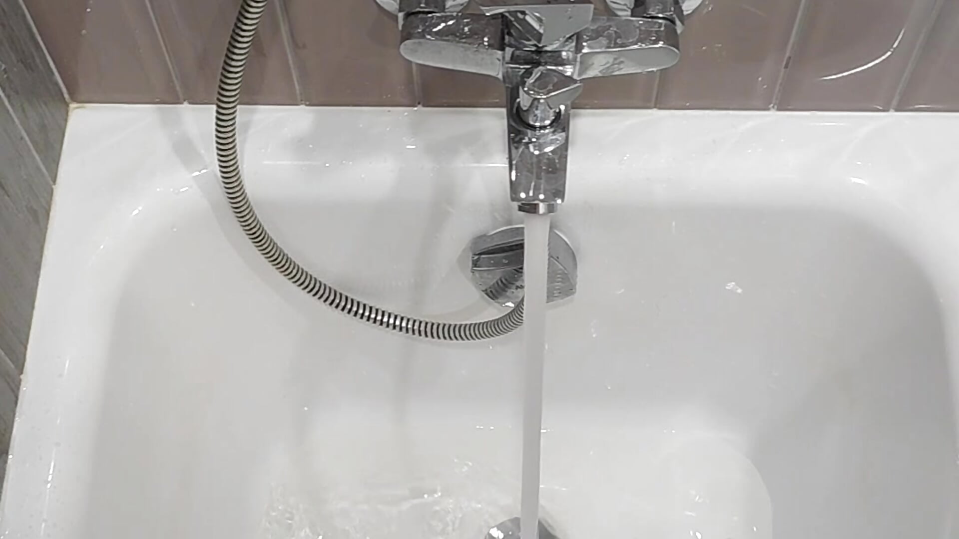 bathroom and feet - elikako adlı kamera modelinin videosu