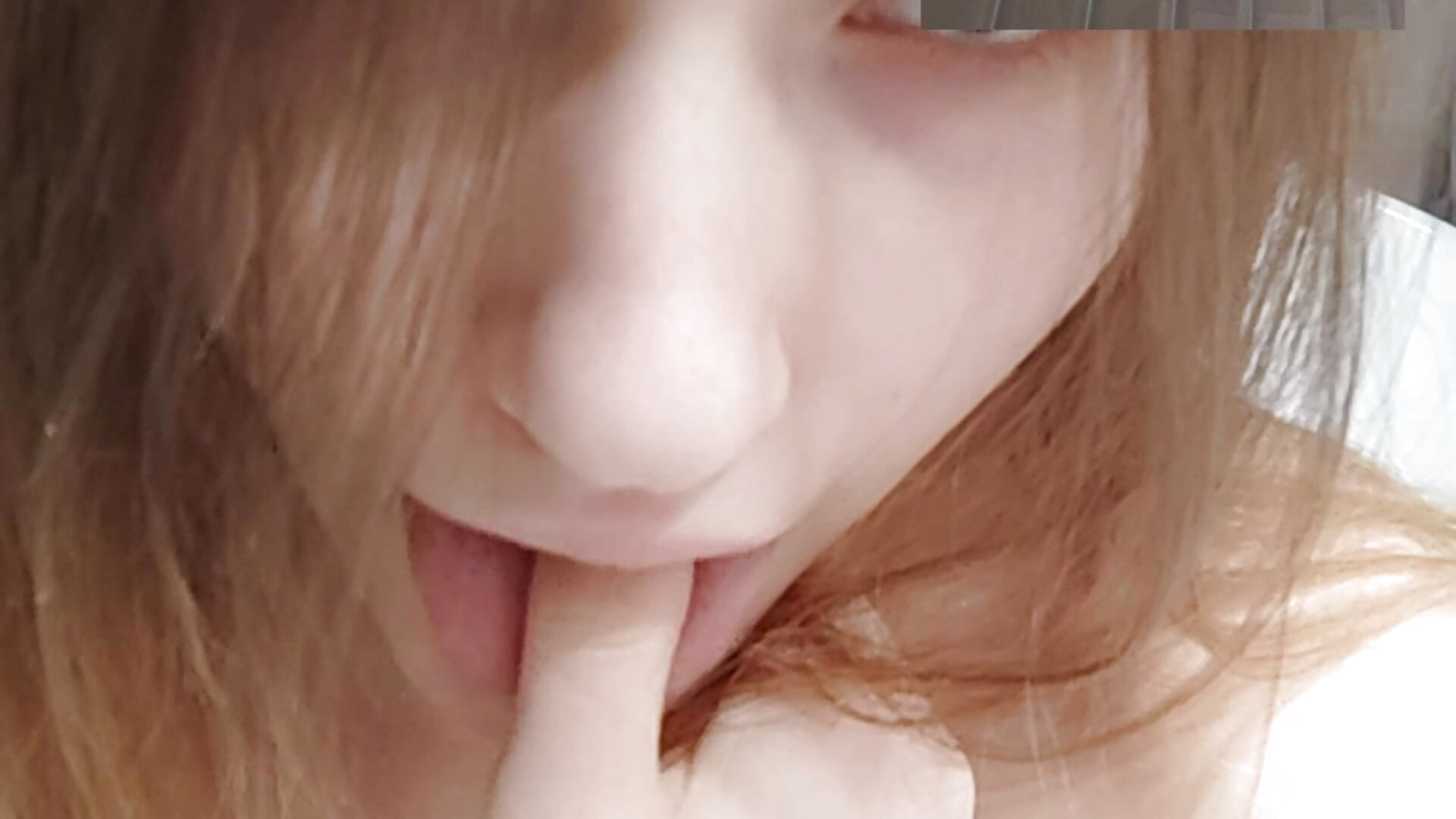 cumming in the bathroom for the first time from your fingers and hairbrush - elikako adlı kamera modelinin videosu