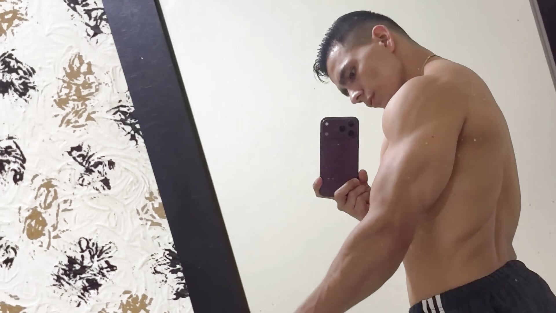 Check out those muscles 🔥 - video oleh ChoreyTaiylor kamera model