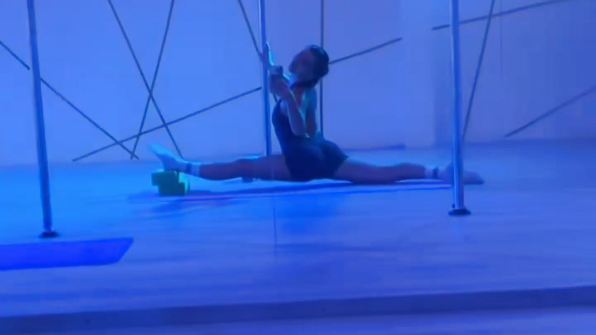 Stretching(For fans splitting)