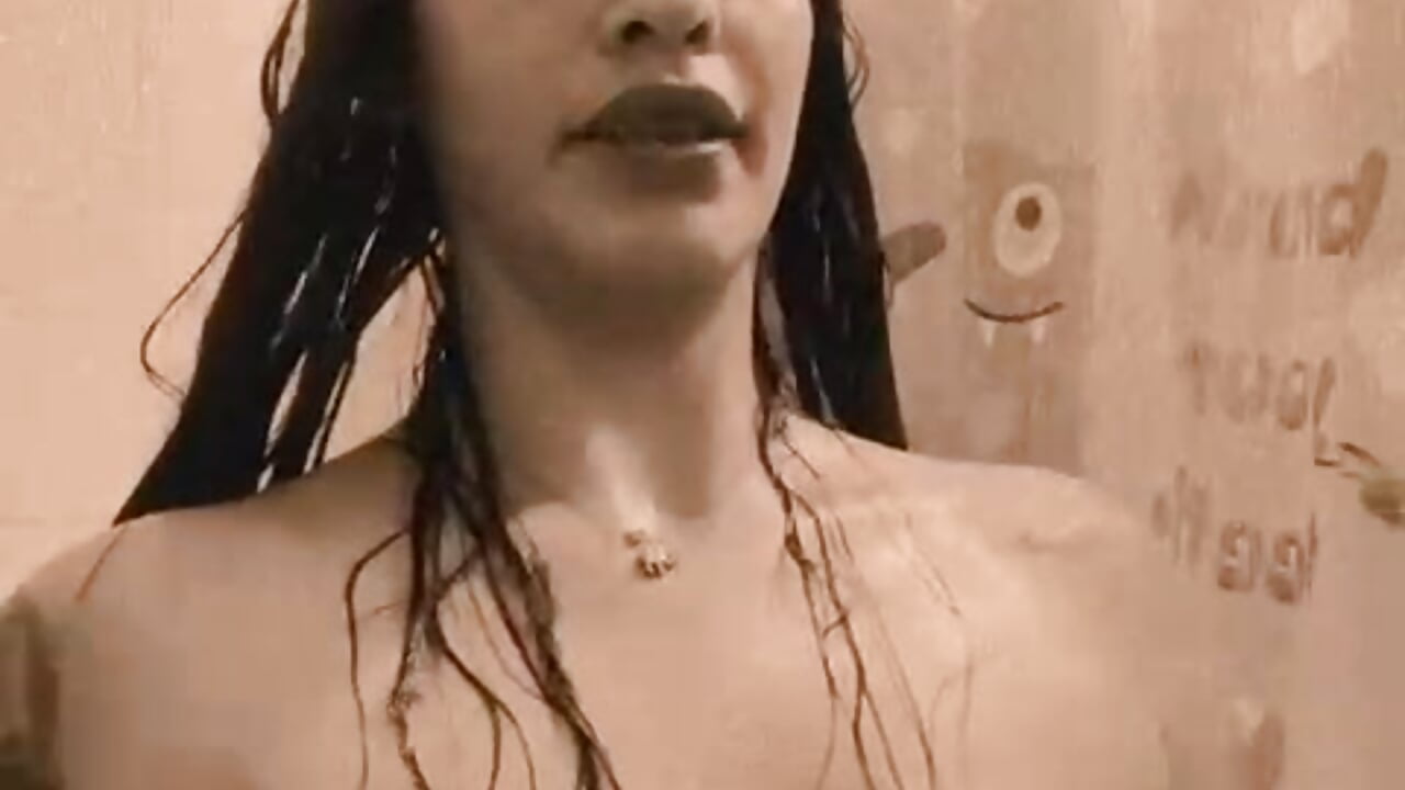 WE BATHE TOGETHER? - video by zoe69x cam model