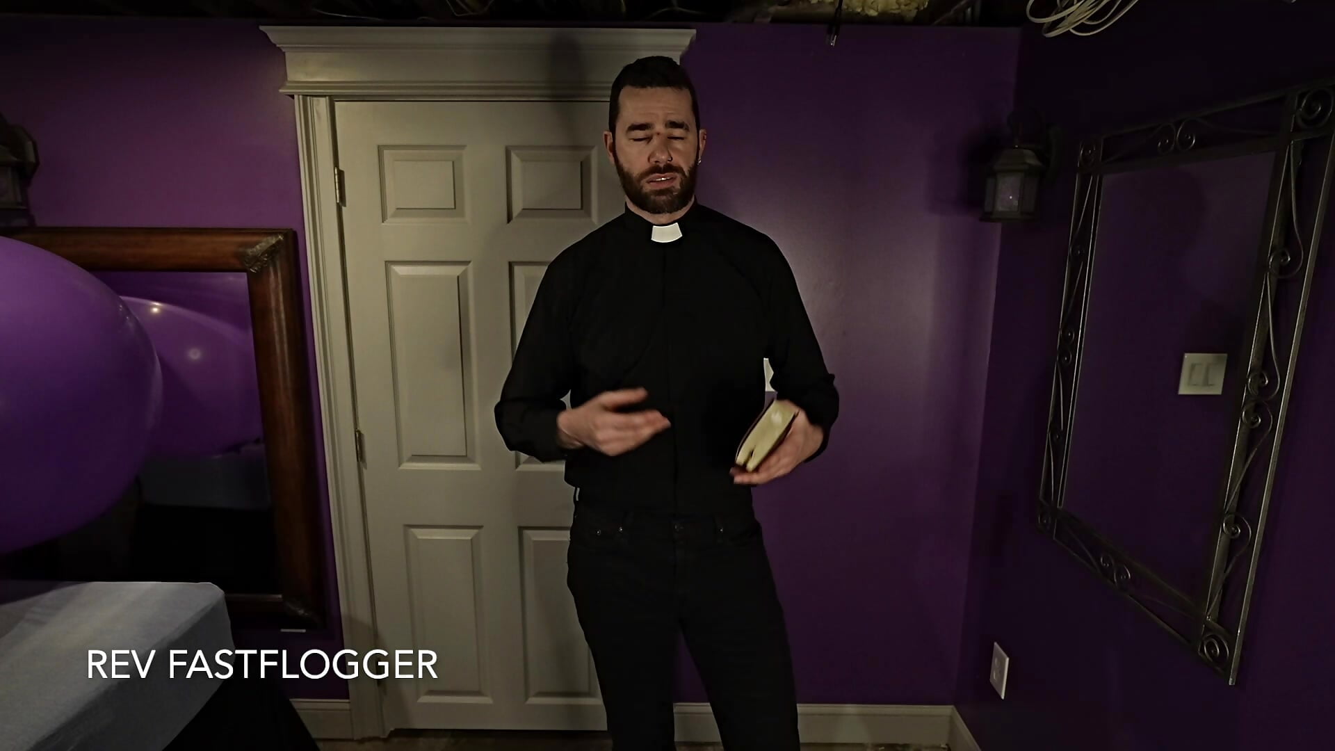 A Priest feels lust – video od webkamerové modelky Fastflogger