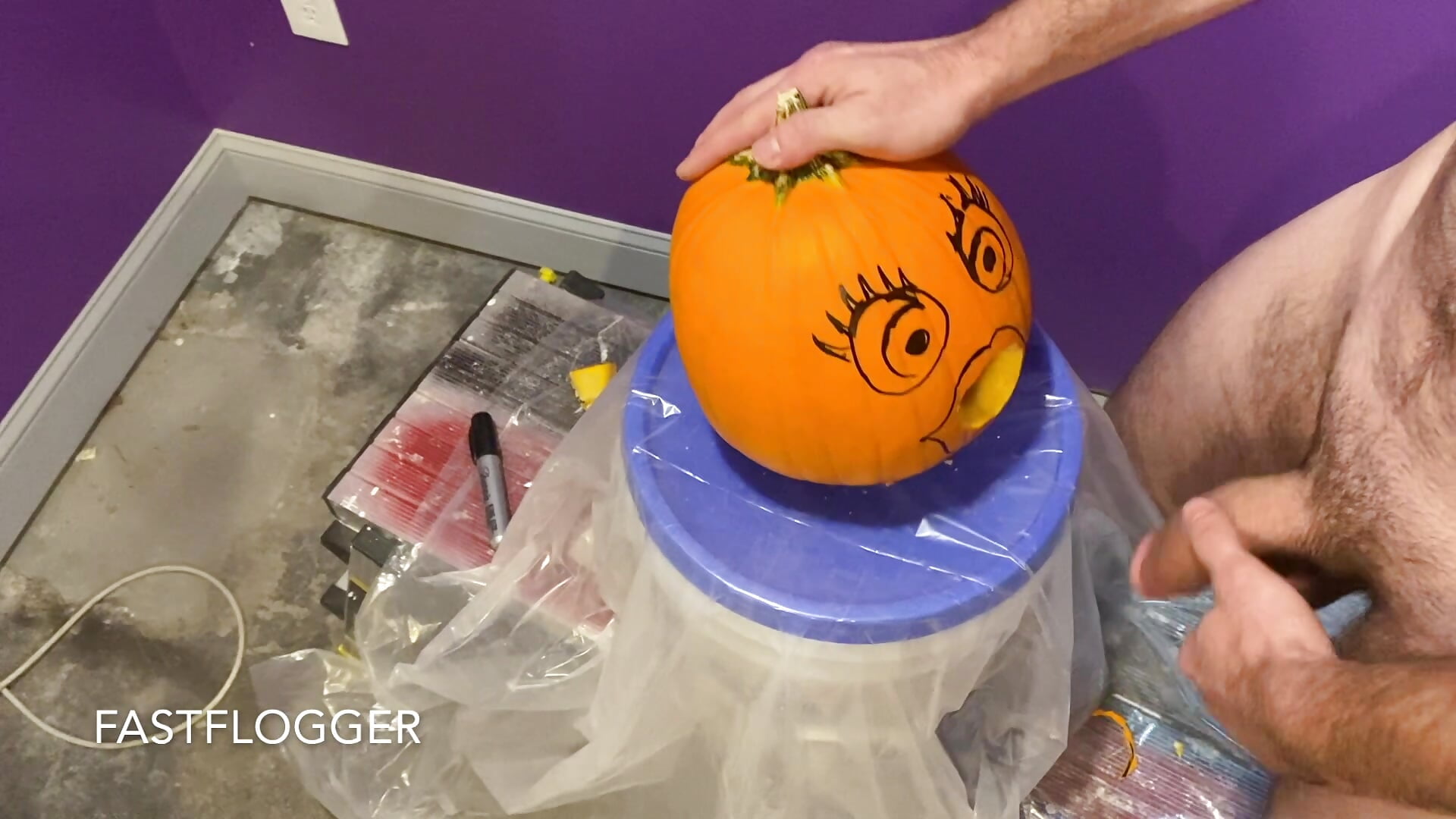 Jerk-o-Lantern (pumpkin fucking) – video od webkamerové modelky Fastflogger