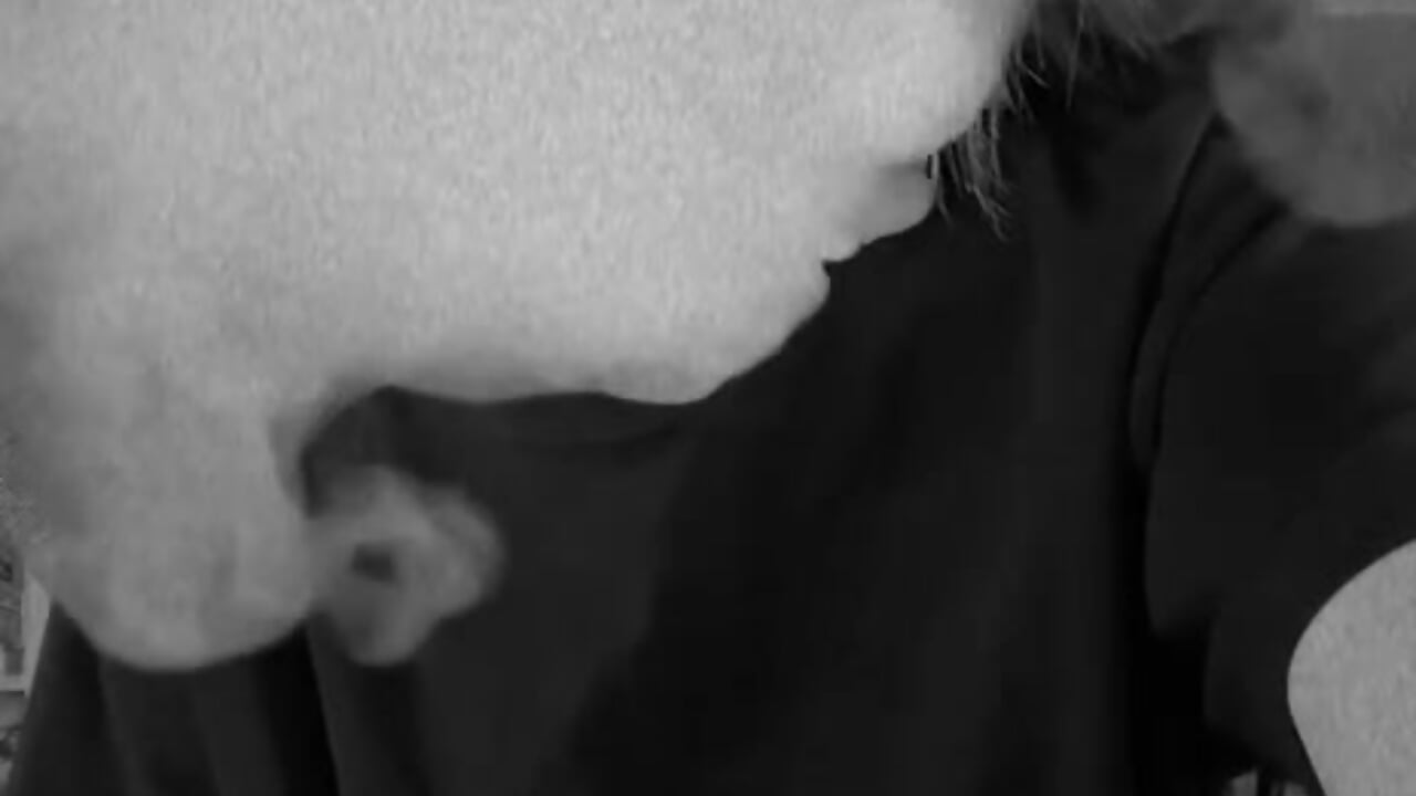 I'll sit here and smoke at your place - βίντεο μοντέλου WesleeGray