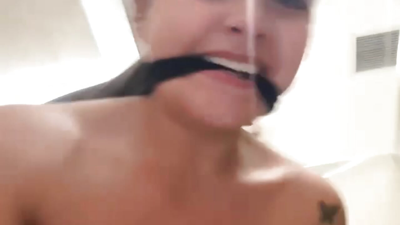 Naked with the open door of the public bathroom😈 - video oleh model kamera alana_69