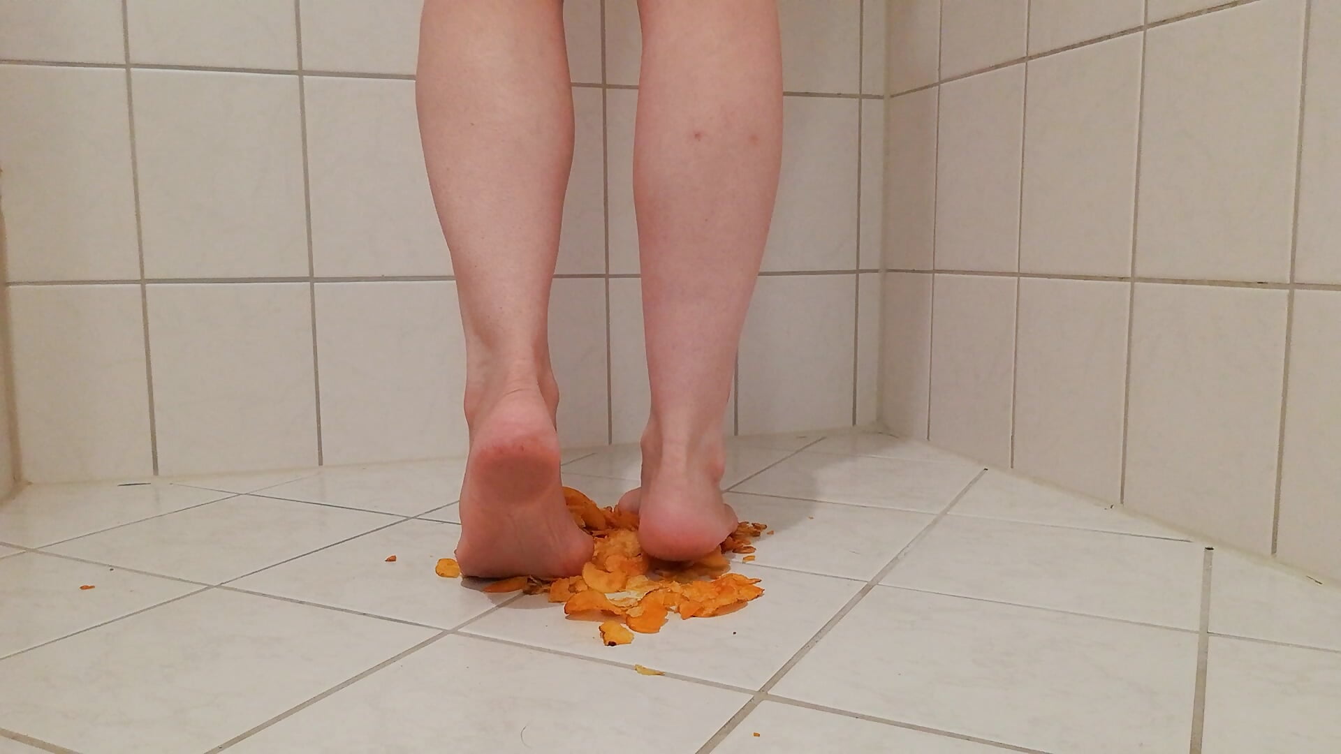 Janina trampelt auf Chips herum// crushing chips - Vídeo de JaninaHOT, modelo de vídeos